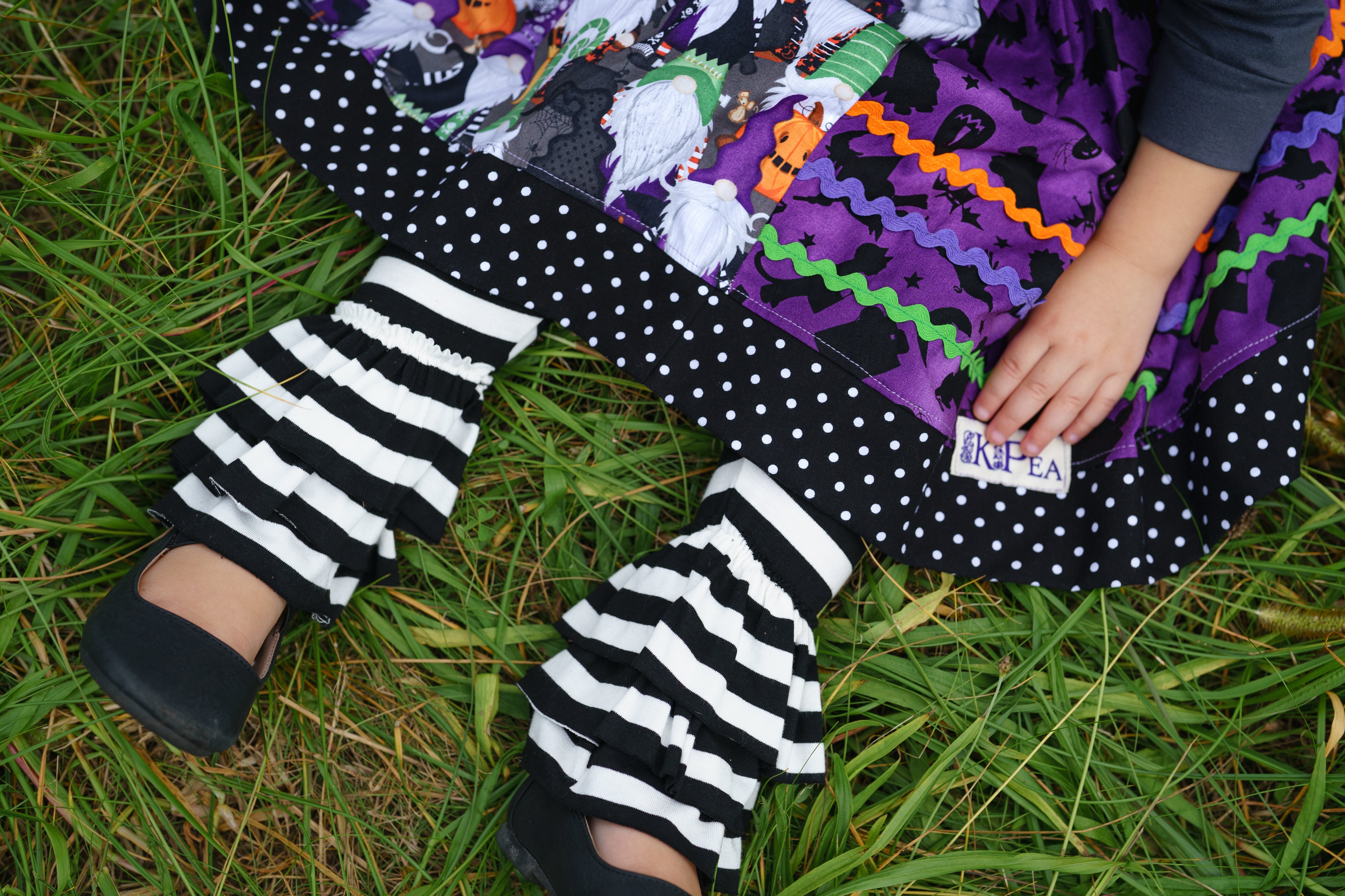 Spooky Skeletons  Ruffle Leggings